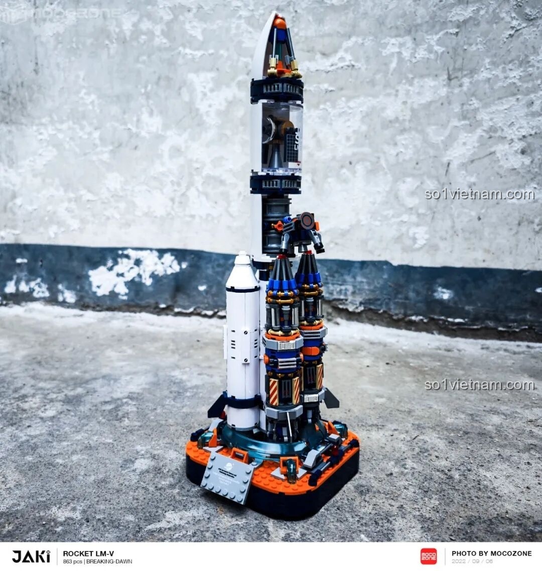 Mô hình tên lửa JAKI JK8501 Tên lửa Bình Minh 5 đặt cạnh phi hành gia đang vẫy tay, tạo cảm giác tương tác và vui vẻ. Đánh giá JAKI JK8501.