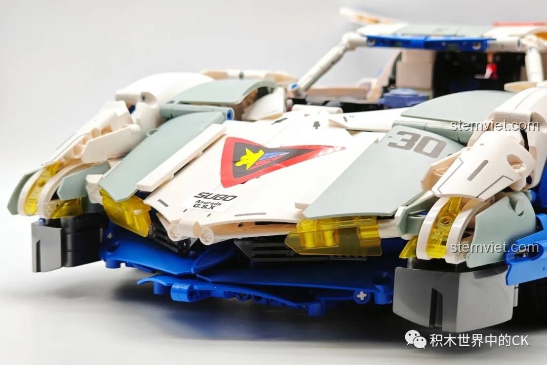 Cận cảnh bánh xe của mô hình JIESTAR 92033 với mâm xe được che kín để tối ưu khí động học.