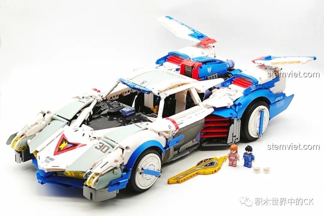 Mô hình JIESTAR 92033 Asurada G.S.X hoàn thiện cùng minifigures và phụ kiện, sẵn sàng để trưng bày.