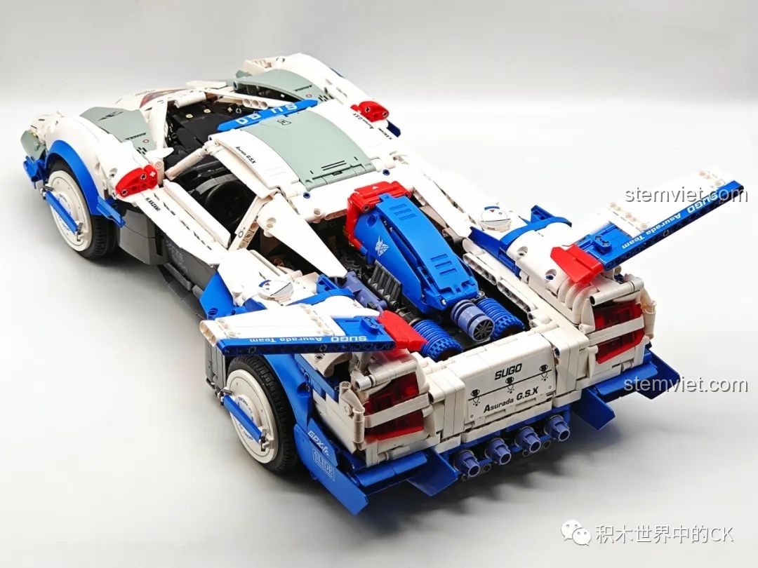 Phần đuôi xe hầm hố của mô hình JIESTAR 92033 với ống xả, bộ khuếch tán và cánh gió.