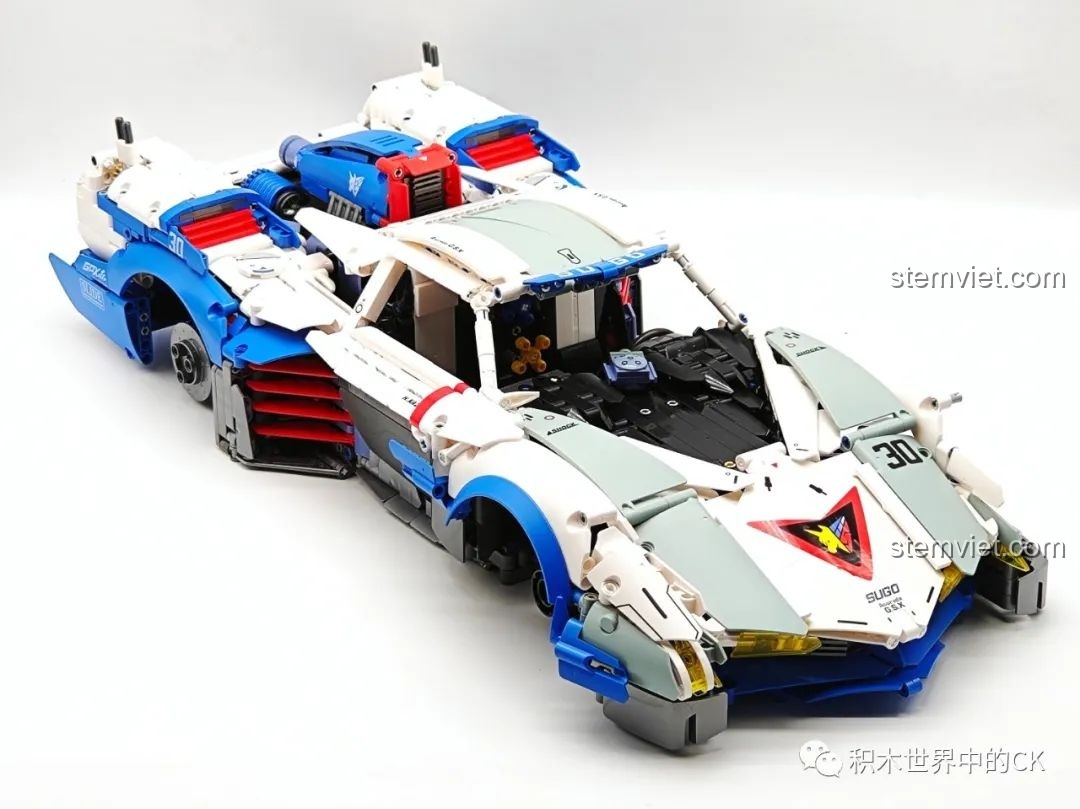 Hoàn thiện những chi tiết cuối cùng của mô hình JIESTAR 92033, bao gồm cả cánh gió sau.