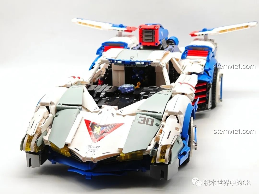 Góc nhìn từ phía sau của mô hình JIESTAR 92033 khi các cánh gió được kích hoạt hoàn toàn.