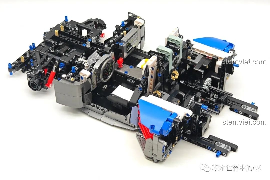 Lắp ráp phần thân vỏ cho mô hình JIESTAR 92033 với các mảng màu xanh, trắng, đỏ.