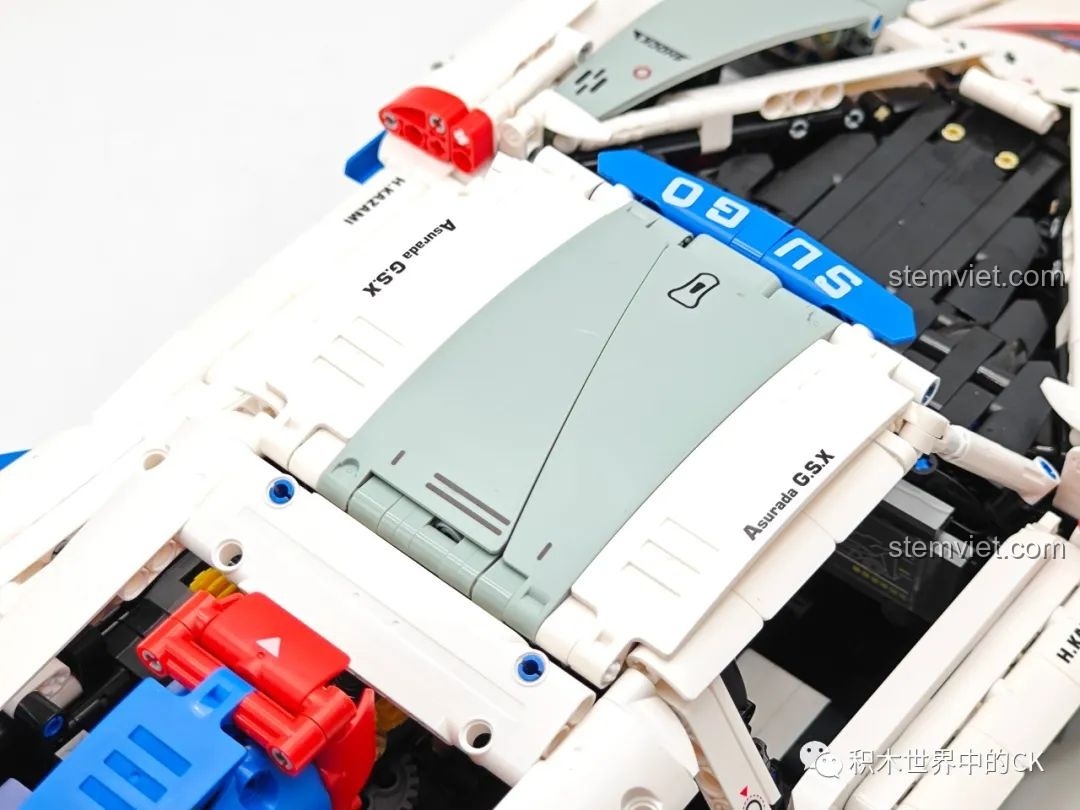 Cận cảnh chi tiết nắp bình xăng được tái hiện tinh tế trên mô hình JIESTAR 92033 Asurada G.S.X.