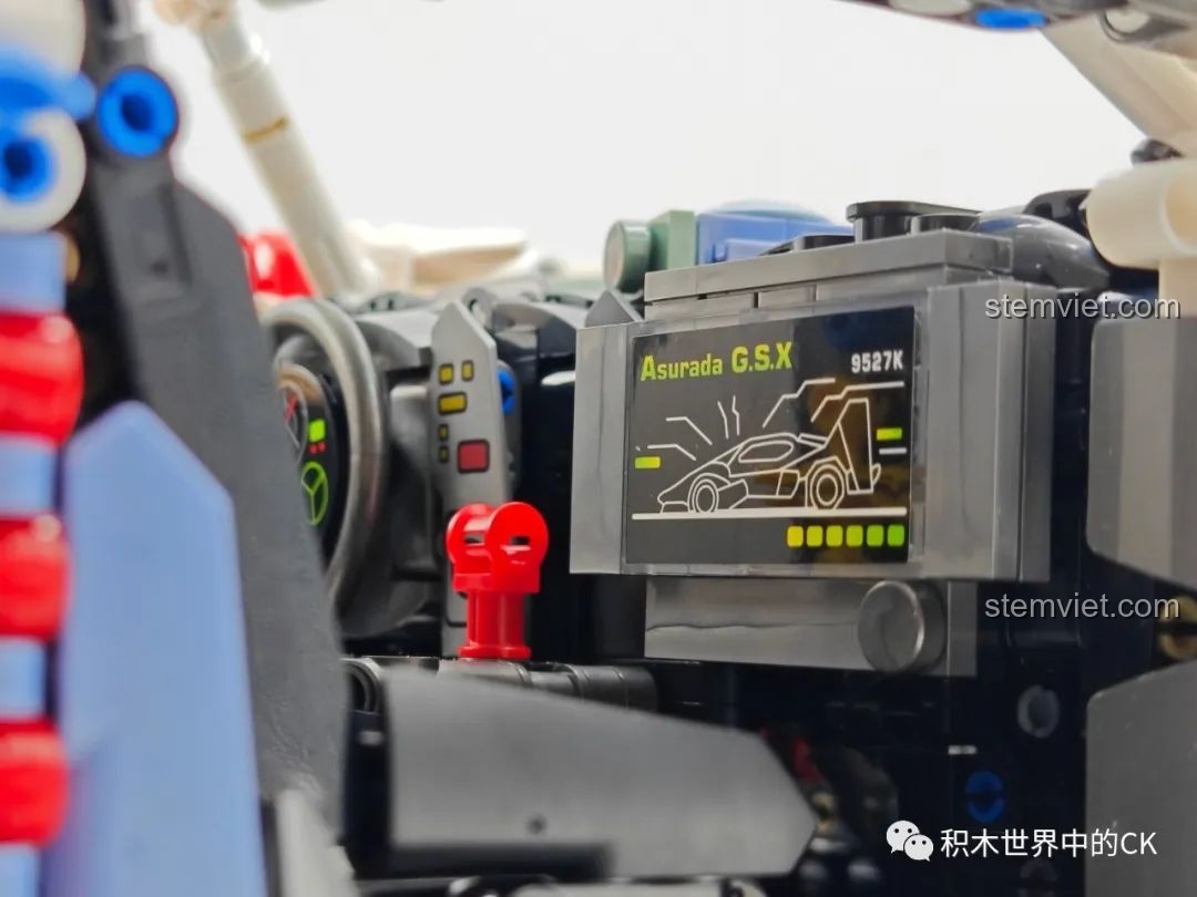 Nắp che động cơ của mô hình JIESTAR 92033 có thể mở lên, để lộ các chi tiết máy móc bên trong.