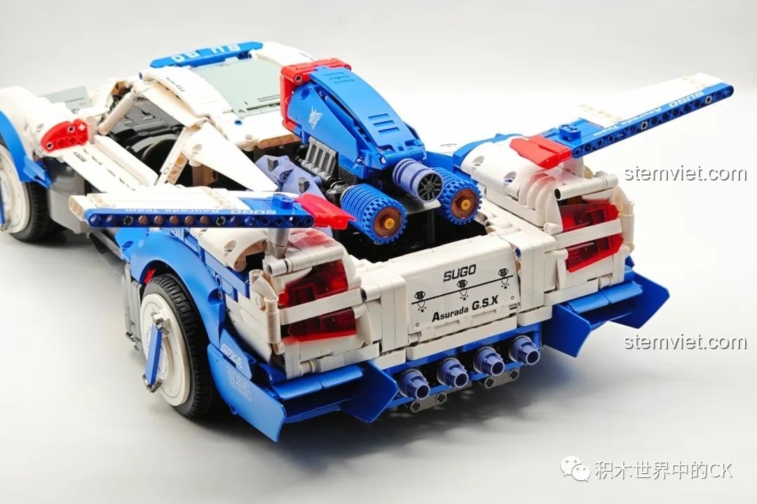 Góc nhìn thể hiện sự đối xứng và hài hòa trong thiết kế của mô hình JIESTAR 92033 Asurada G.S.X.