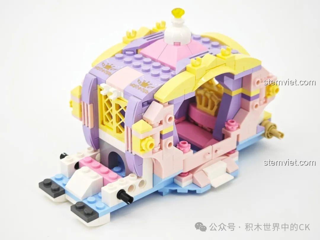 Cỗ xe ngựa cổ tích 36012 đang dần hoàn thiện, khoang xe đã được định hình với các chi tiết trang trí.