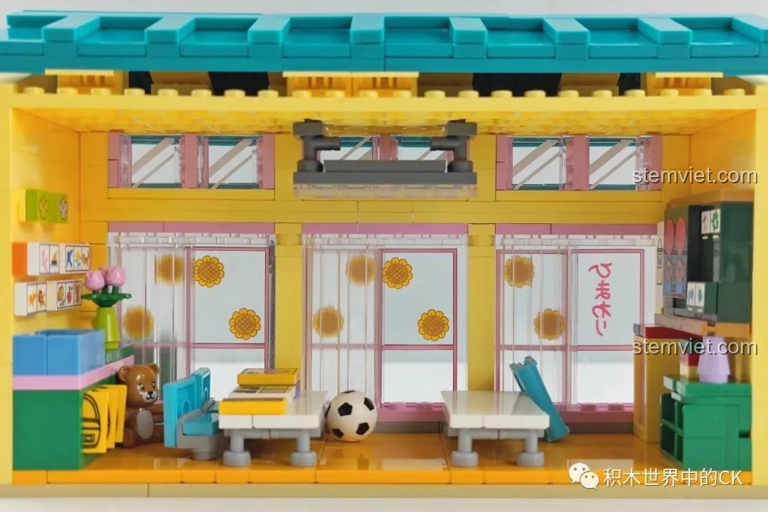 Chi tiết bảng đen và các vật dụng trang trí tường trong đồ chơi lắp ráp Nhà Trẻ Song Diệp Crayon Shin-chan K20611 giá tốt.