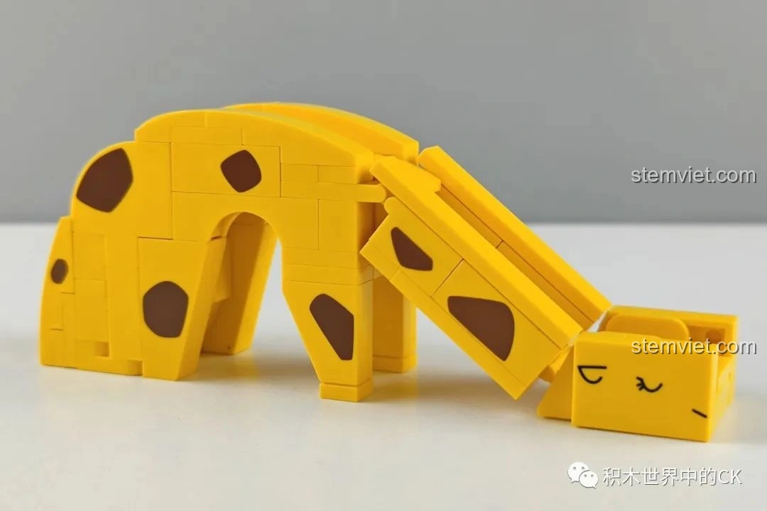 Cầu trượt hươu cao cổ, một phần của bộ đồ chơi Nhà Trẻ Song Diệp Crayon Shin-chan Keeppley chất lượng cao giá tốt, có thể lắp ráp riêng.