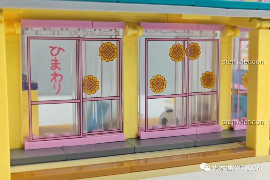 Chi tiết phần mái và mái hiên của đồ chơi mô hình Trường mầm non Crayon Shin-chan cho bé gái 6 tuổi, với các đường nét sắc sảo.