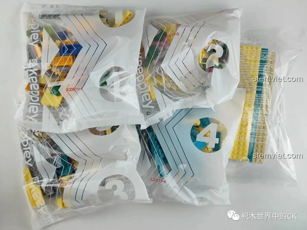 Các túi mảnh ghép của bộ đồ chơi Trường mầm non Crayon Shin-chan K20611 được đánh số thứ tự, tiện lợi cho quá trình lắp ráp.