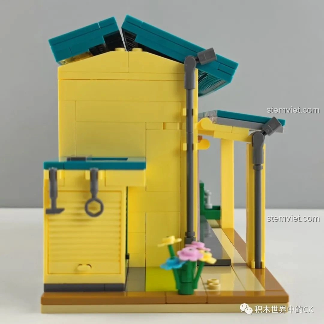 Nội thất bên trong set đồ chơi 611 siêu tiết kiệm, bao gồm bàn học, bảng đen và các vật dụng trang trí.