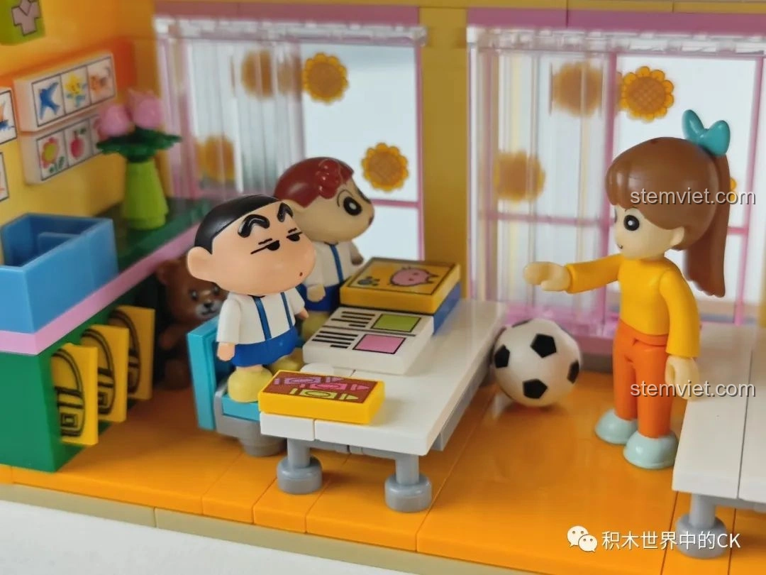 Minifigures tương tác trong đồ chơi xây dựng Nhà trẻ Song Diệp cho 6+, tạo ra nhiều kịch bản chơi khác nhau.