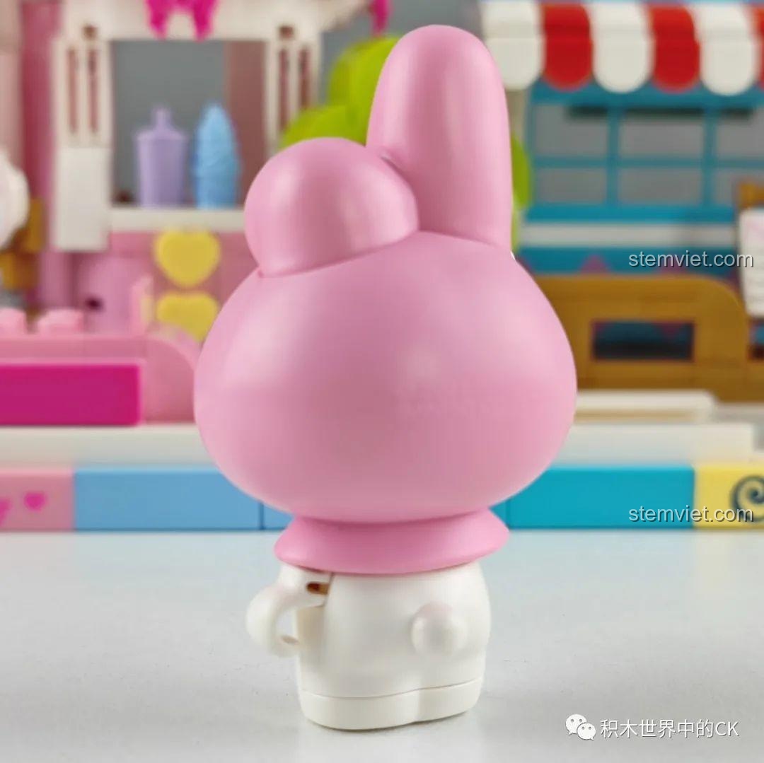 Mặt sau của nhân vật Cinnamoroll từ bộ đồ chơi lắp ráp Keeppley Sanrio, hiển thị chi tiết thiết kế.