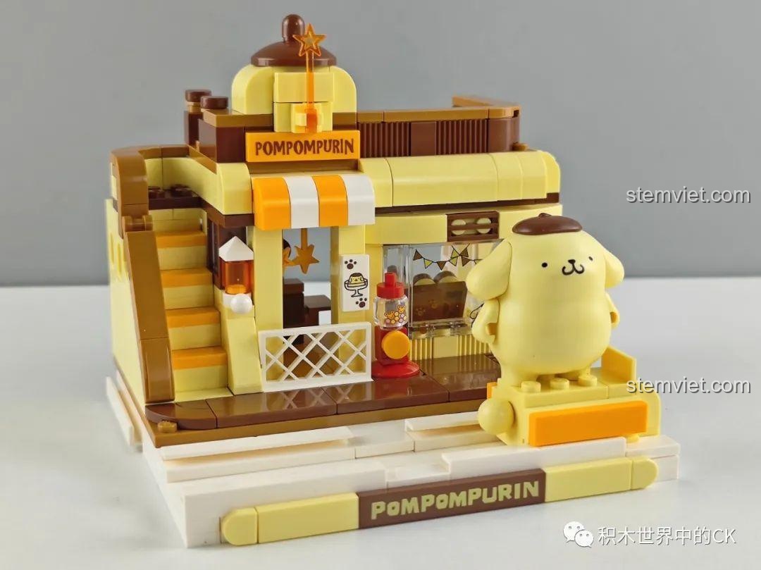 Mặt sau của nhân vật Hello Kitty từ bộ đồ chơi lắp ráp Keeppley Sanrio, hiển thị chi tiết thiết kế.