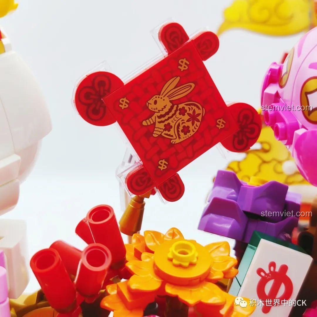 Chi tiết tấm bảng hình thỏ may mắn trong mô hình Keeppley K19905 Bộ Lắp Ráp May Mắn Đến Xuân Quý Mão.