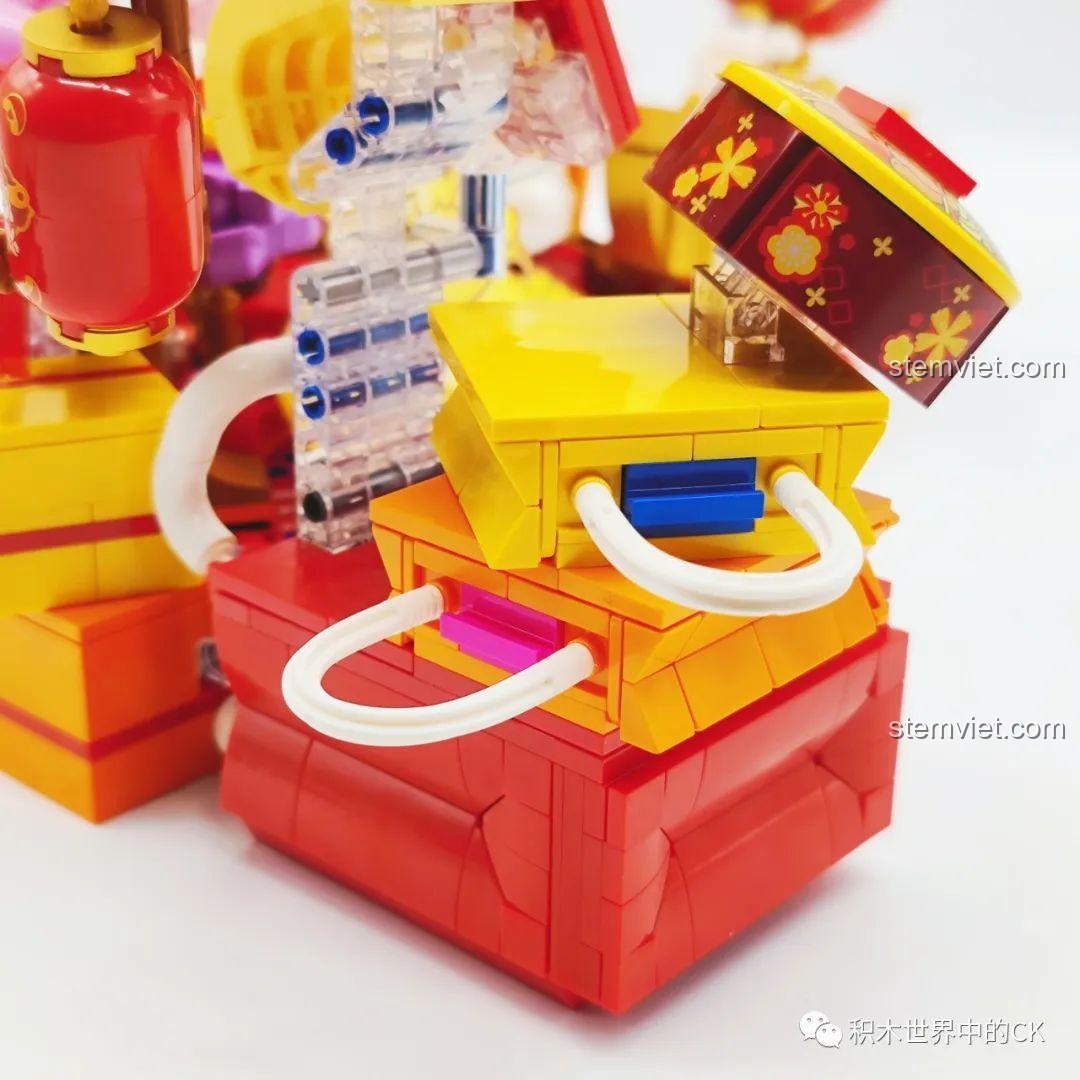 Cận cảnh cuộn giấy may mắn treo trên thân rồng trong mô hình Keeppley K19905.