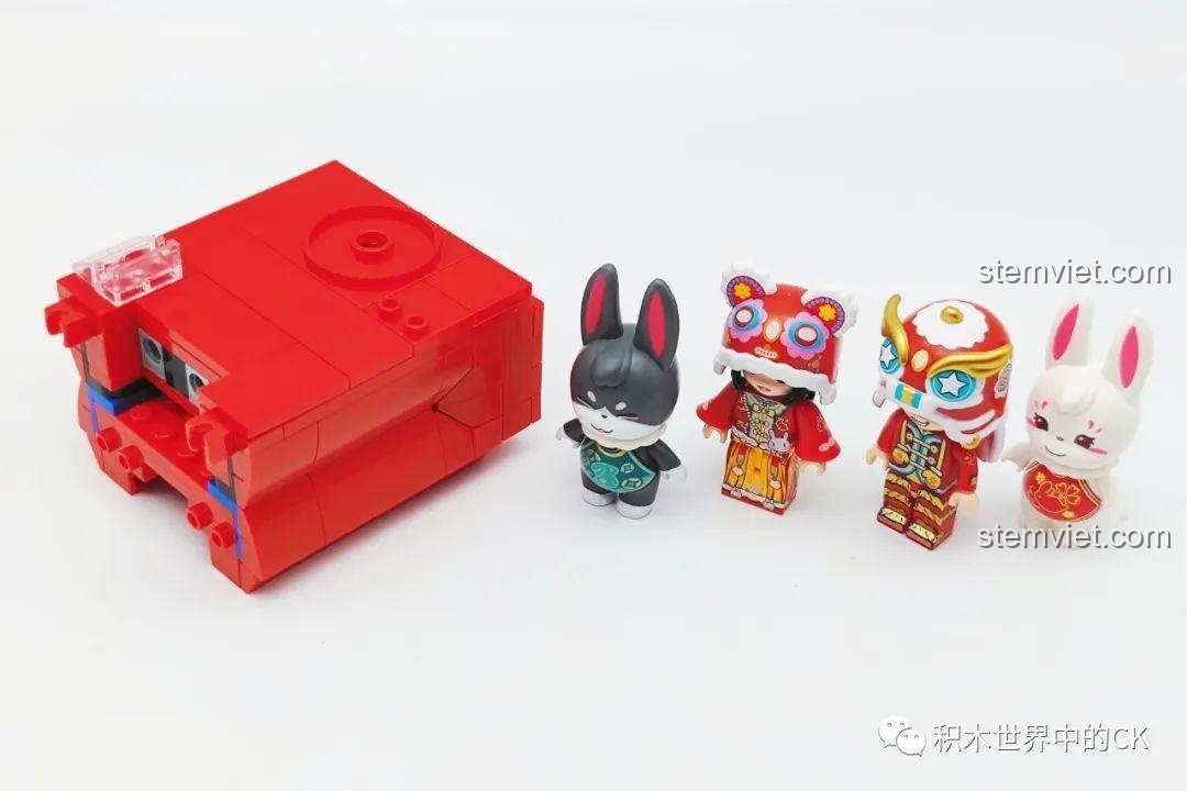 Dàn minifigures của bộ Keeppley K19905 Bộ Lắp Ráp May Mắn Đến Xuân Quý Mão: bé trai, bé gái múa lân, thỏ đen, thỏ trắng.