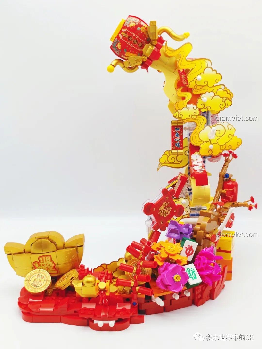 Mô hình Keeppley K19905 Bộ Lắp Ráp May Mắn Đến Xuân Quý Mão gần hoàn thiện với đĩnh vàng và tiền xu.