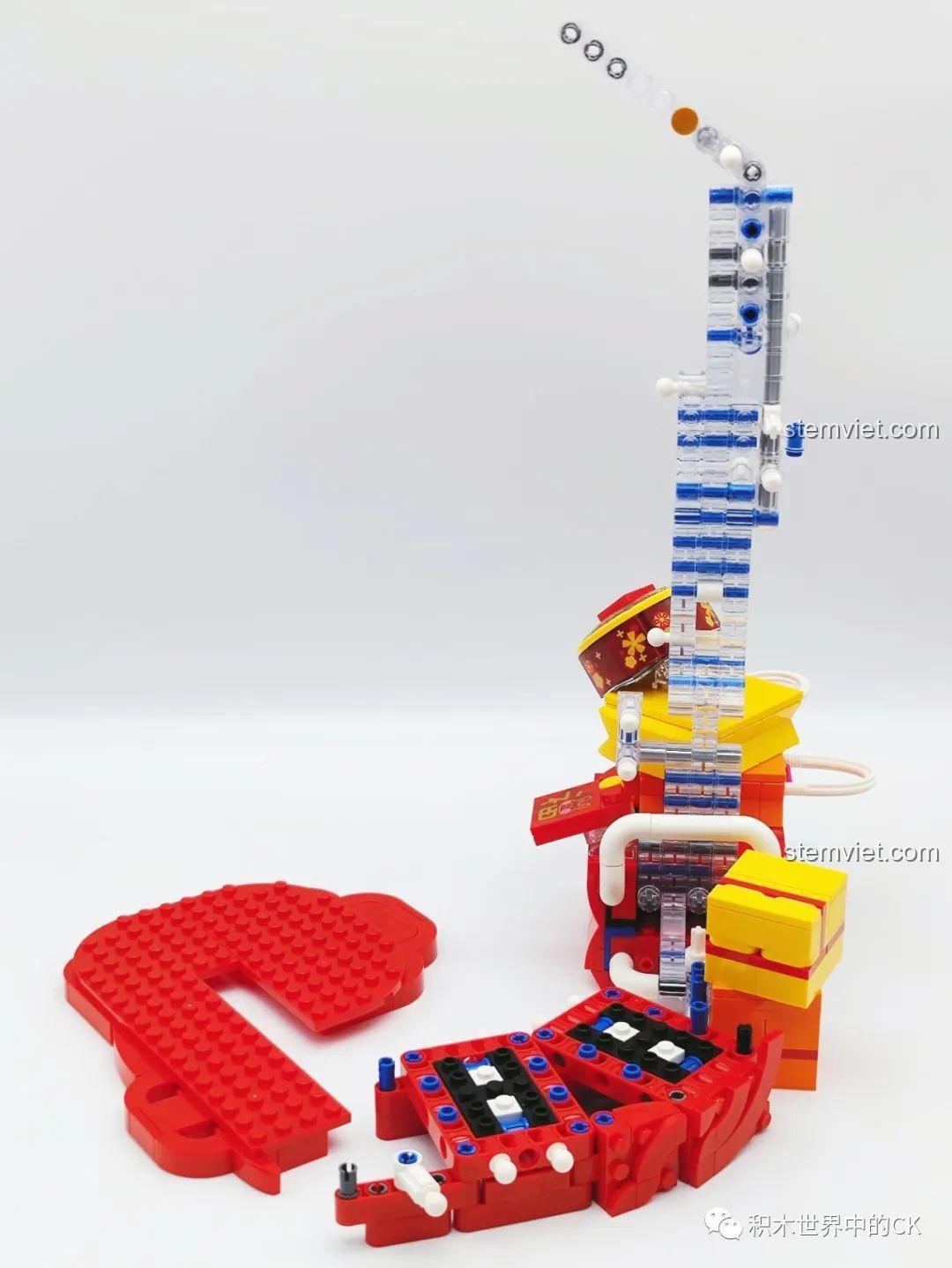 Tiếp tục lắp ráp phần thân rồng của bộ Keeppley K19905 Bộ Lắp Ráp May Mắn Đến Xuân Quý Mão.