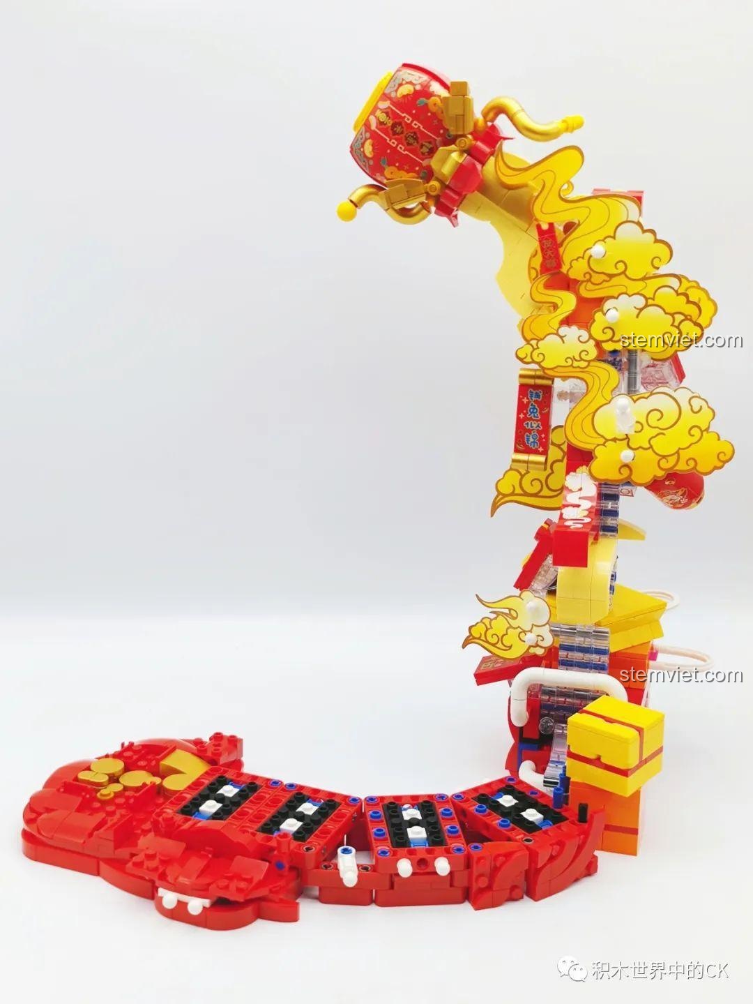 Phần thân rồng uốn lượn và chi tiết trang trí của bộ Keeppley K19905 đang dần hoàn chỉnh.