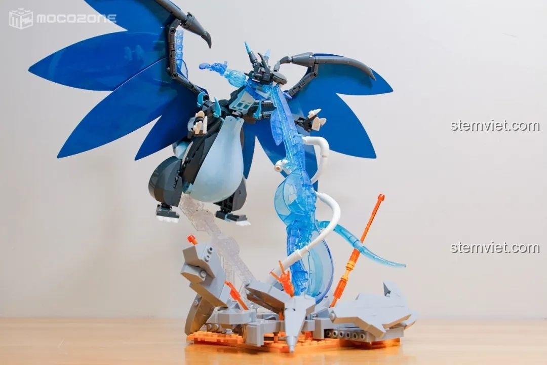 Đánh giá Keeppley K20216 Siêu Charizard X với hiệu ứng lửa và đất đá vỡ vụn, một figure lắp ráp Pokémon ấn tượng.