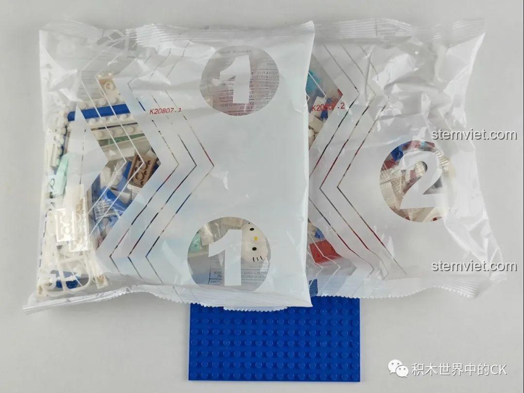 Các túi mảnh ghép được đánh số và đế lắp ráp màu xanh của bộ Keeppley K20807 Hello Kitty.