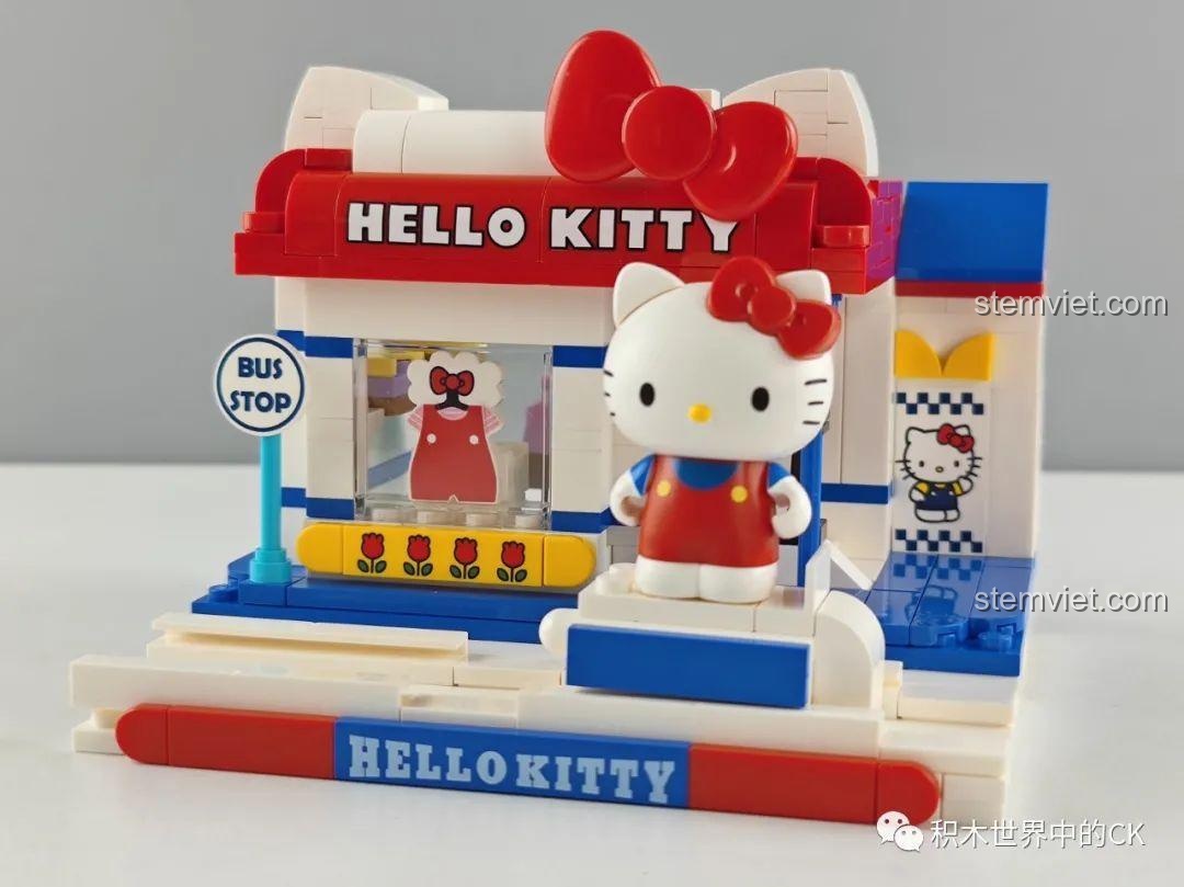Mô hình hoàn chỉnh của Trạm Xe Buýt Thời Trang Hello Kitty Keeppley K20807 với nhân vật Hello Kitty.