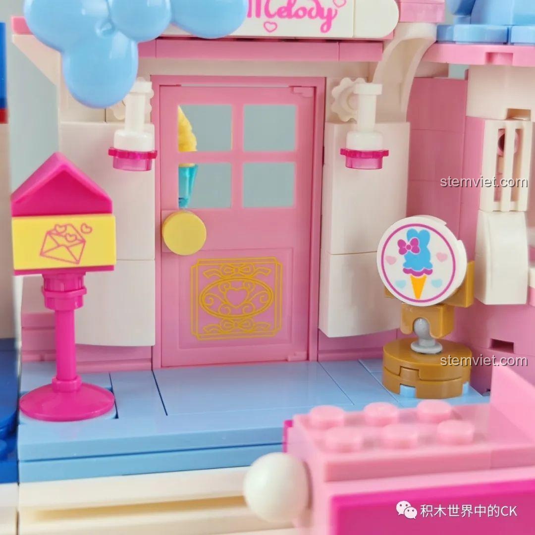 Bảng menu của mô hình Sweet Dream Ice Cream House Keeppley K20808 My Melody, hiển thị các món kem và bánh.