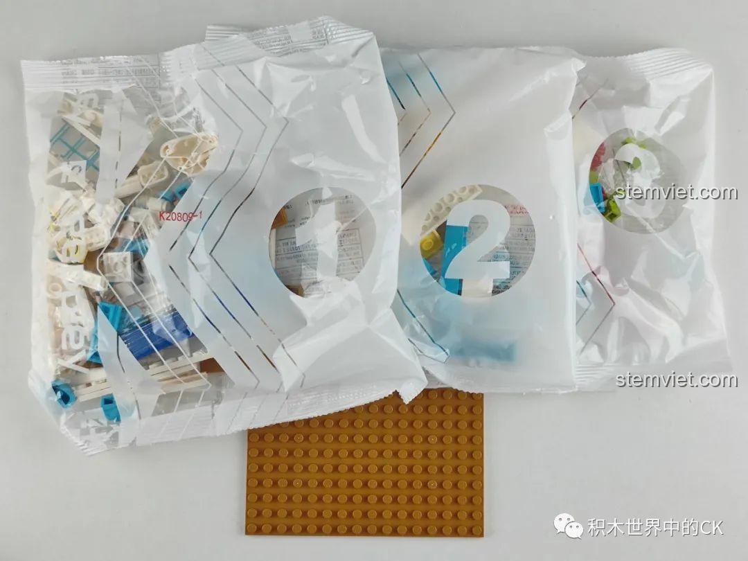 Các túi mảnh ghép được đánh số và đế lắp ráp màu nâu của bộ Keeppley K20809 Cinnamoroll.