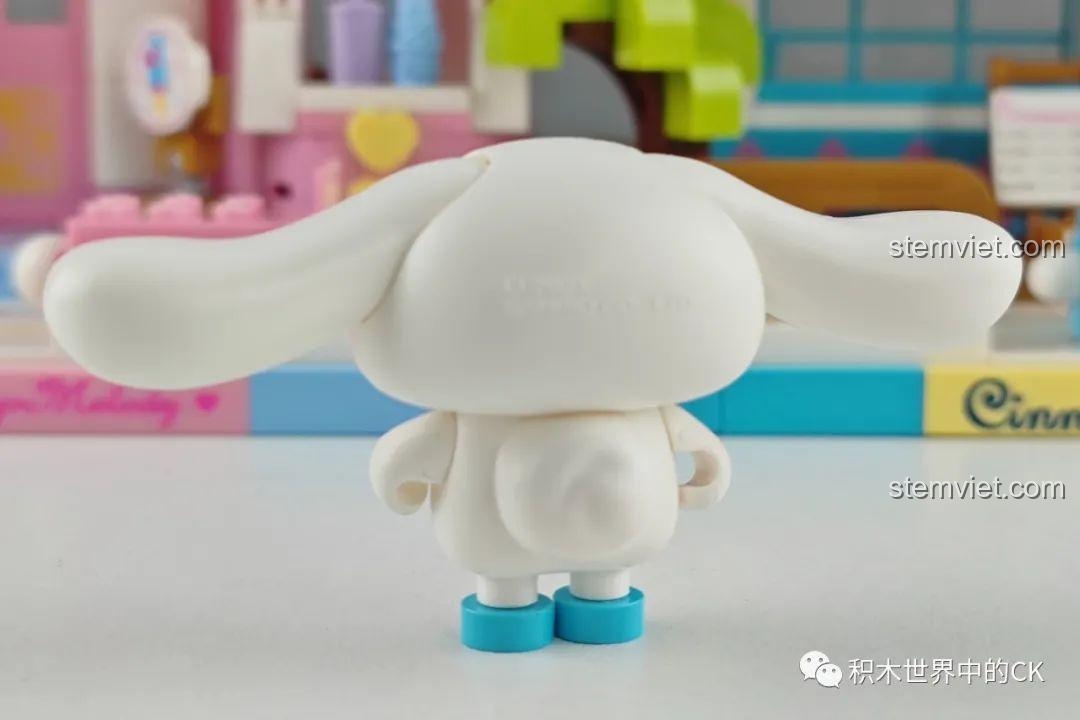 Mặt sau của nhân vật Pompompurin từ bộ đồ chơi lắp ráp Keeppley Sanrio, hiển thị chi tiết thiết kế.