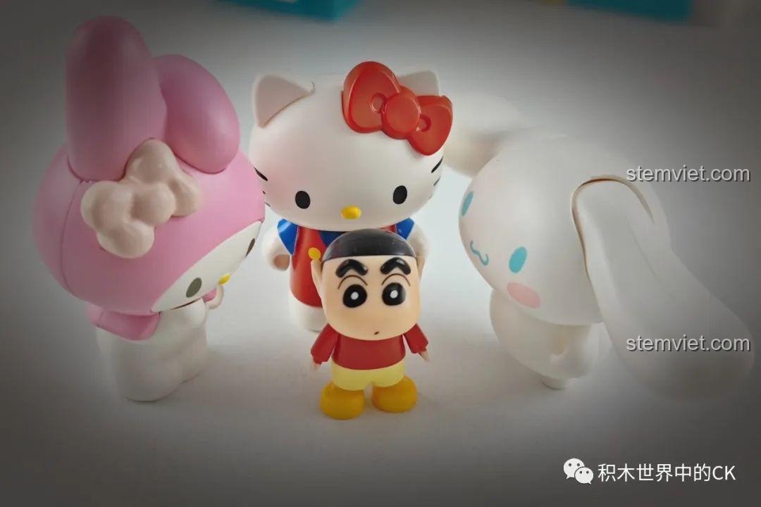 Mặt sau của bốn mô hình cửa hàng mini Keeppley Sanrio, hiển thị các chi tiết nội thất.