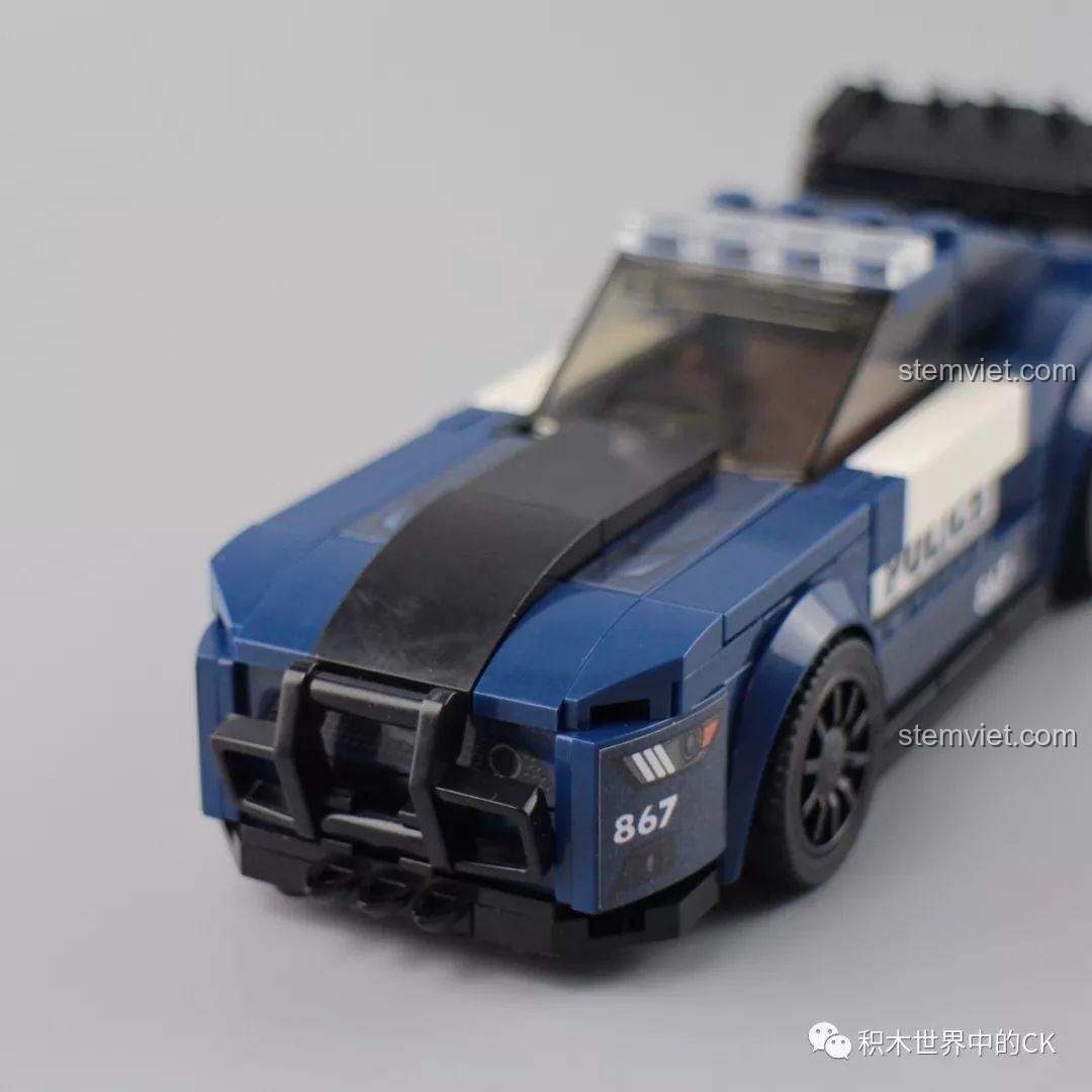 Đánh giá SEMBO 607029 Ford Mustang Police Car với chi tiết kính chắn gió trong suốt, chất lượng cao.