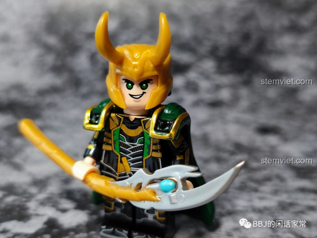 Mặt sau minifigure Loki KF1550 Kopf với chi tiết in trang phục, thể hiện sự tỉ mỉ của đồ chơi lắp ráp Loki Marvel.