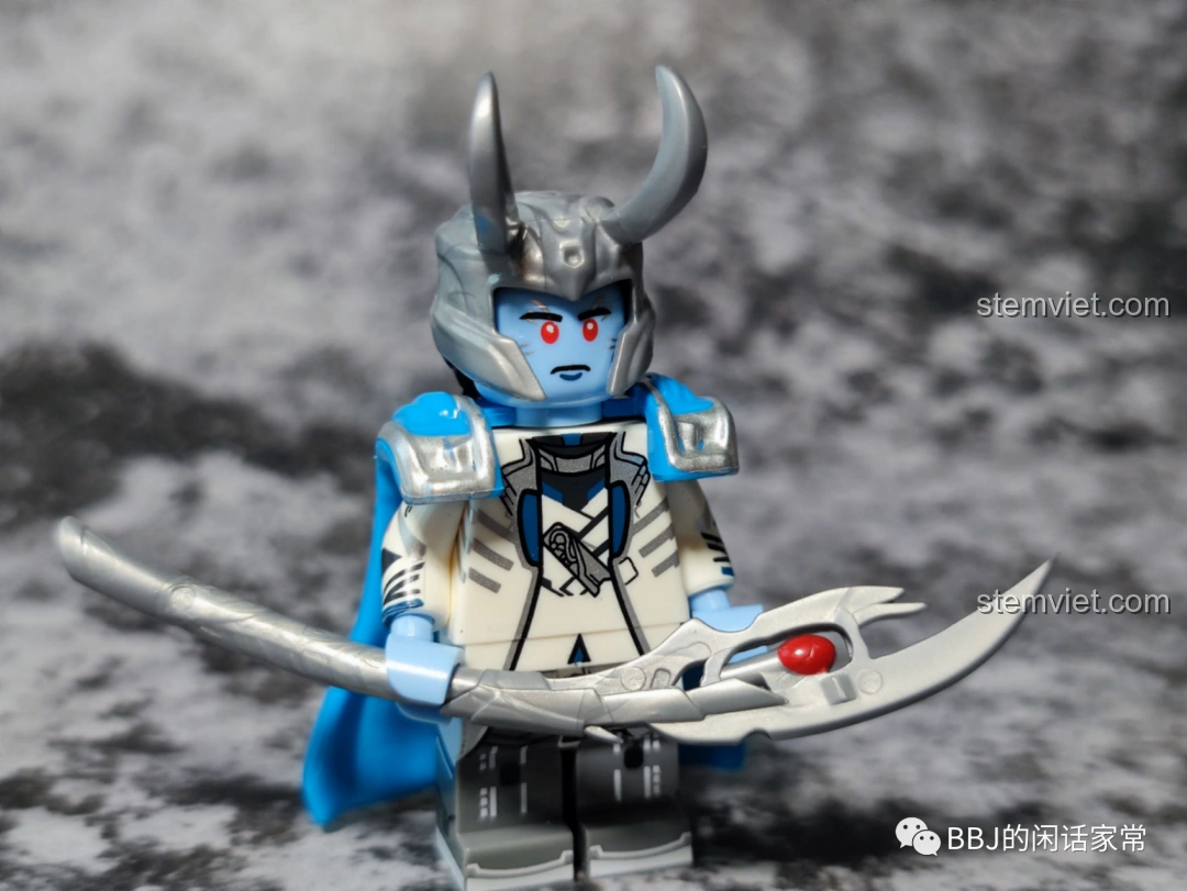 Góc nghiêng minifigure Loki KF1552 Kopf, cho thấy sự hài hòa giữa trang phục và quyền trượng, đồ chơi xếp hình KF6141.