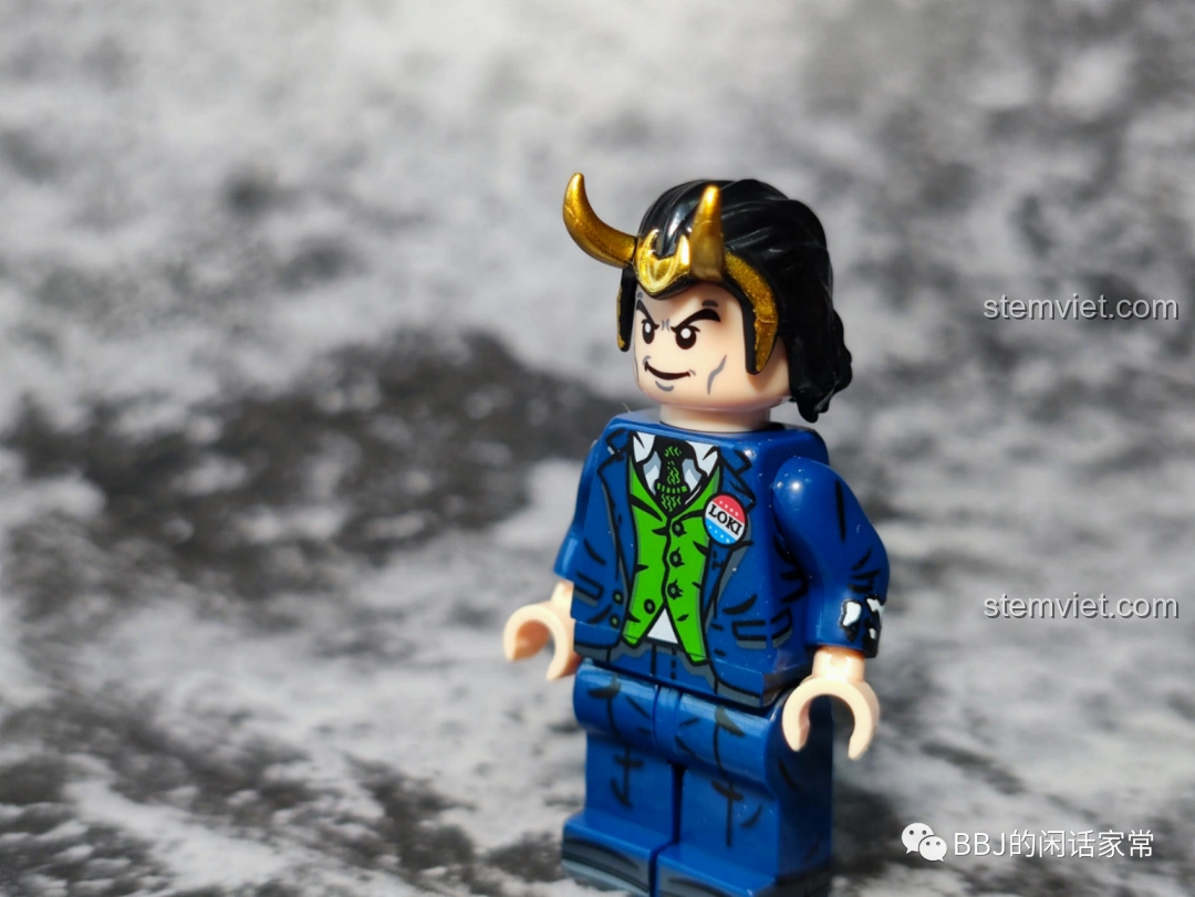 Cận cảnh khuôn mặt minifigure Loki KF1554 Kopf với biểu cảm nghiêm túc, có phần già dặn, đồ chơi lắp ráp Loki Marvel.