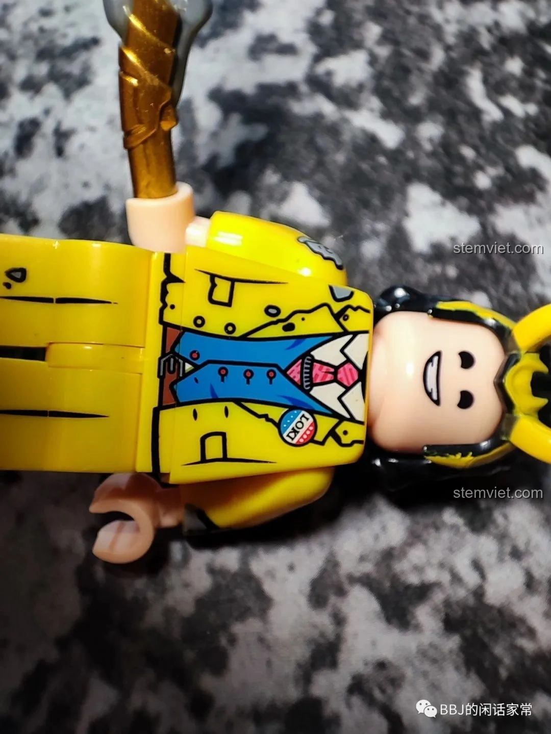 Chi tiết in ấn trên thân minifigure Loki KF1555 Kopf, cho thấy chất lượng in của bộ đồ chơi lắp ráp Loki Marvel.