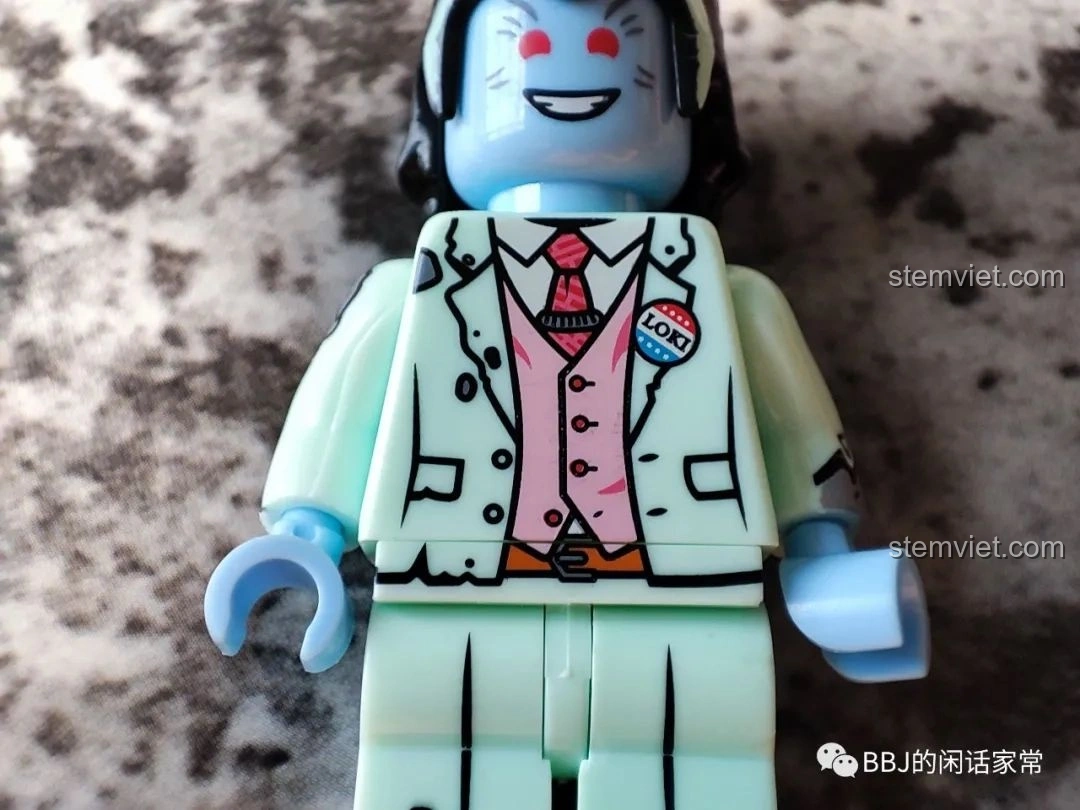 Cận cảnh chi tiết in trên thân minifigure Loki KF1556 Kopf, cho thấy chất lượng in của bộ đồ chơi lắp ráp Loki Marvel.