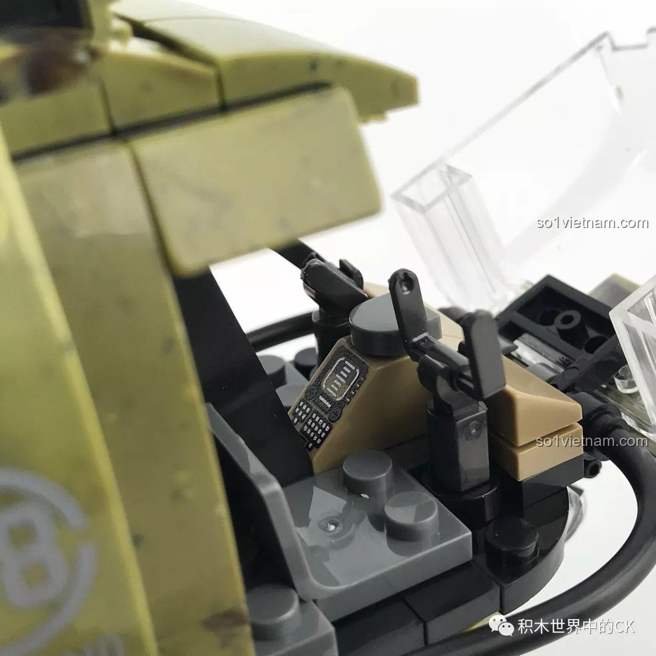 Chi tiết bảng điều khiển của trực thăng quân sự Limo Toy KB020, mô phỏng chân thực.