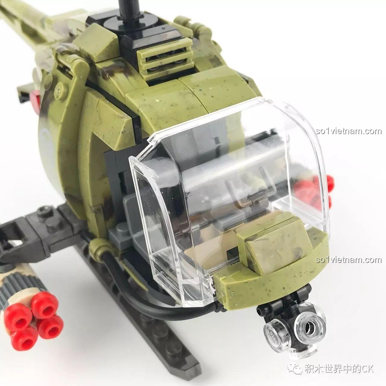 Chi tiết kính buồng lái trong suốt của trực thăng quân sự Limo Toy KB020, chất lượng cao.