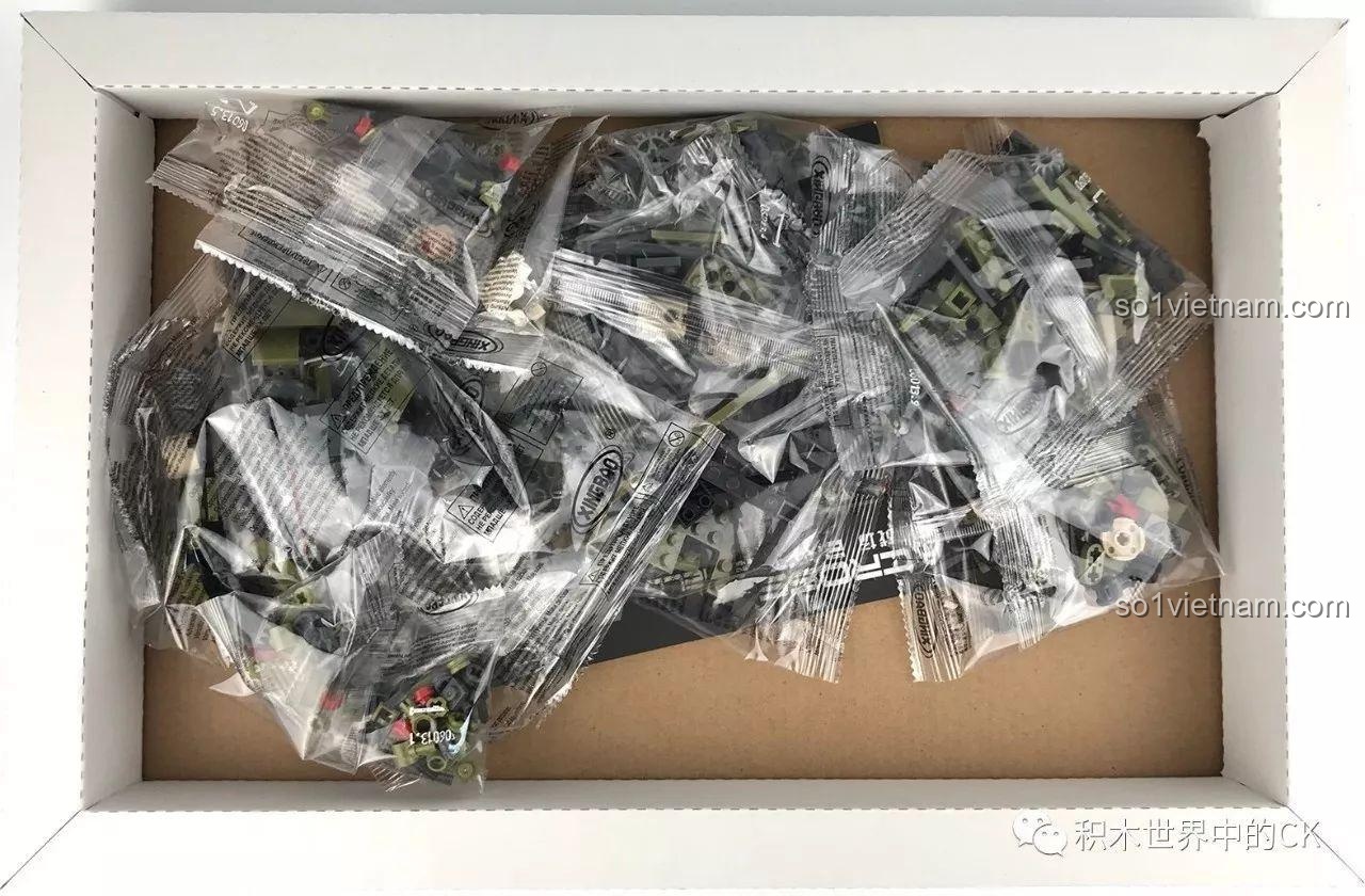 Bên trong hộp bộ đồ chơi mô hình Phương tiện chiến đấu Limo Toy KB020 với các túi mảnh ghép được phân loại rõ ràng.