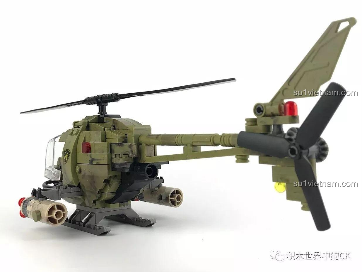 Góc chéo trực thăng quân sự Limo Toy KB020 hoàn chỉnh, thể hiện tổng thể thiết kế mạnh mẽ.