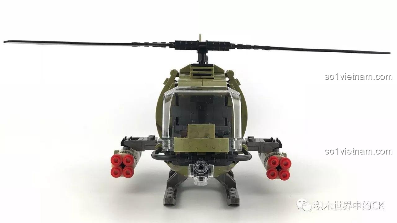 Mặt trước trực thăng quân sự Limo Toy KB020 hoàn chỉnh, thể hiện chi tiết vũ khí và buồng lái.