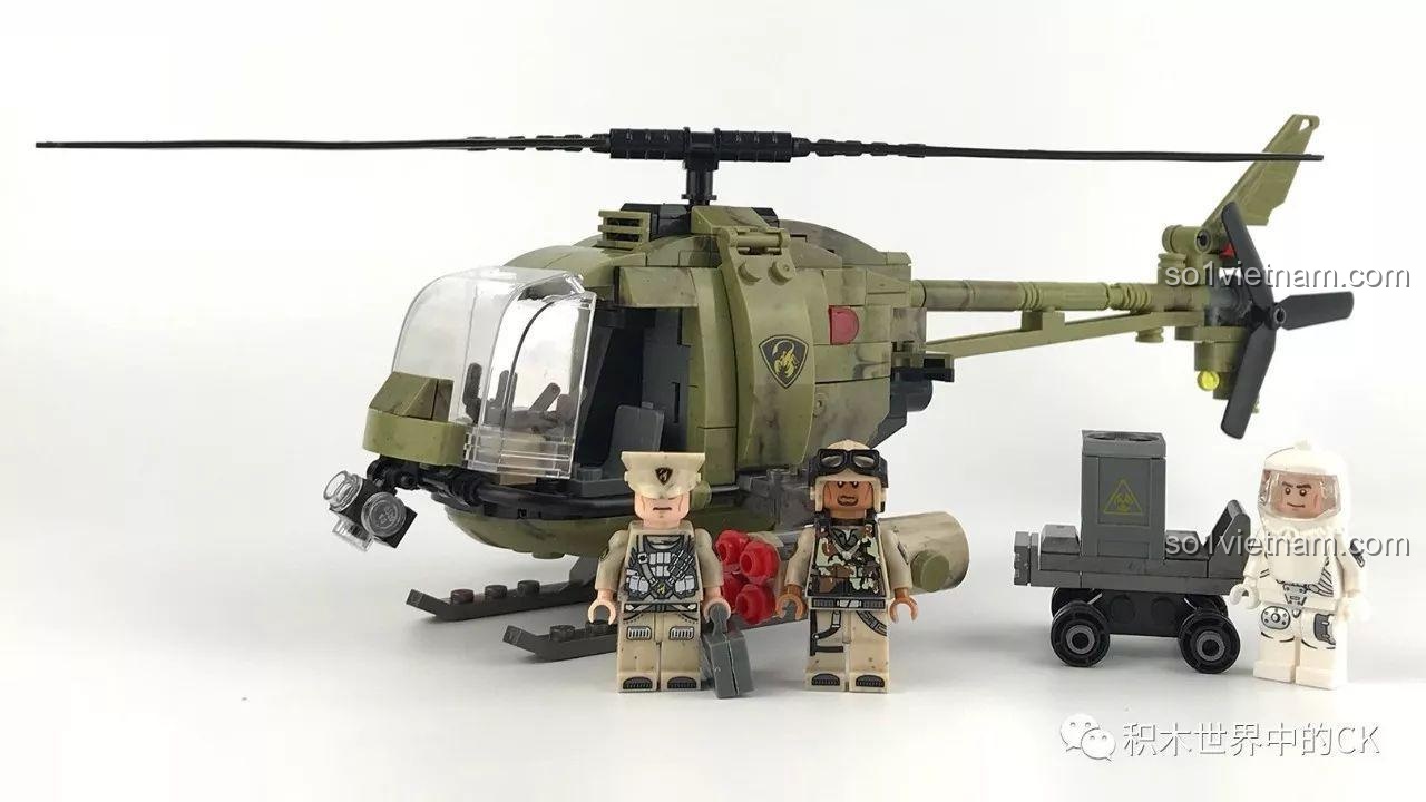 Trực thăng quân sự Limo Toy KB020 hoàn chỉnh cùng ba minifigure, tạo cảnh quan chiến đấu sống động.