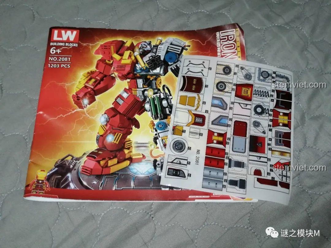 Sách hướng dẫn lắp ráp và tấm sticker đi kèm bộ LW 2081 Giáp Chống Hulk, chất lượng sticker cần xem xét.