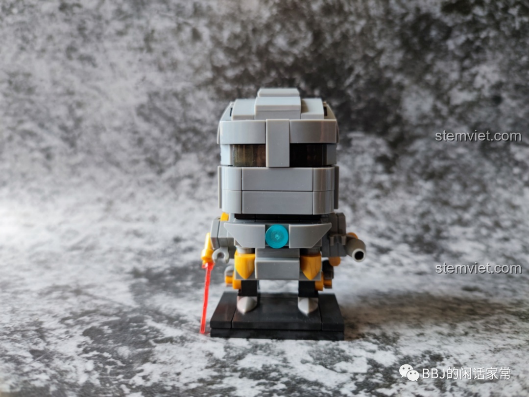 Mô hình Iron Man Mark I LY 76063B hoàn chỉnh nhưng chưa dán sticker, nhìn từ phía trước.