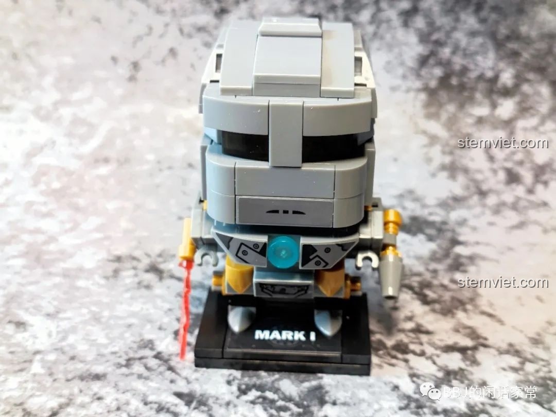 Mô hình Iron Man Mark I LY 76063B đã dán sticker, nhìn từ phía trước, đặt trên đế trưng bày.