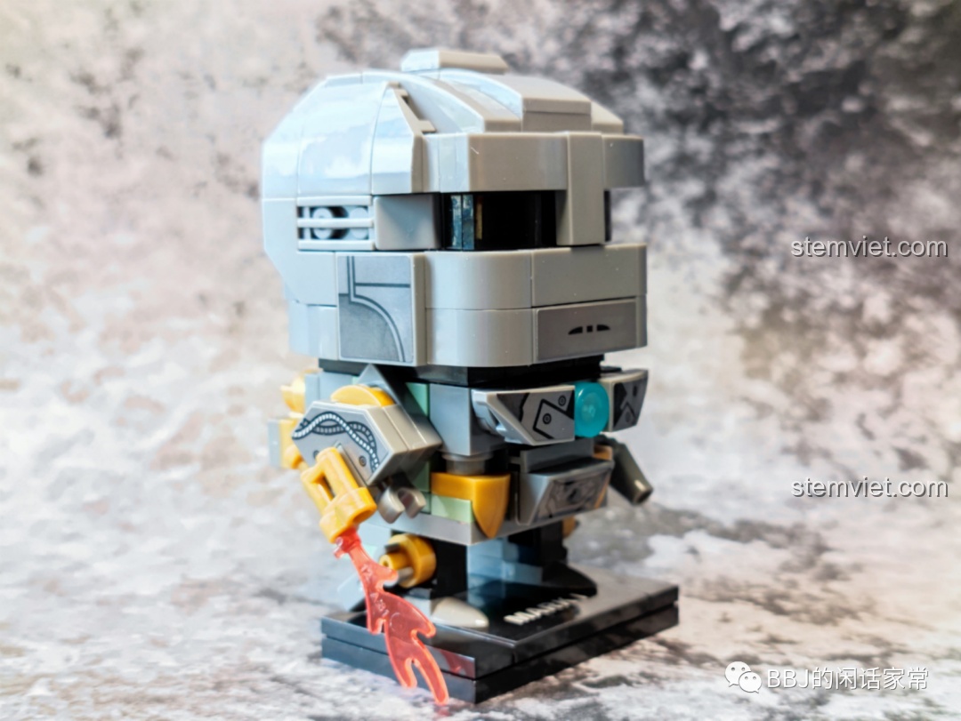 Cận cảnh chi tiết cánh tay của mô hình Iron Man Mark I LY 76063B đã dán sticker.