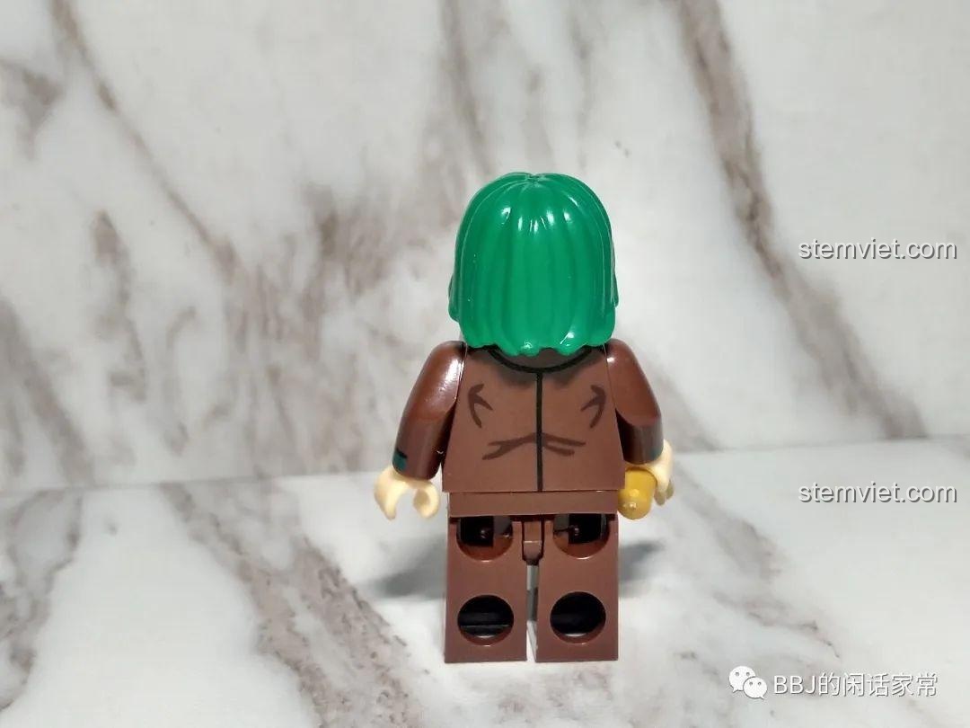 Mặt sau của minifigure Joker 1020, cho thấy chi tiết in trên lưng áo và mái tóc xanh đặc trưng của nhân vật.