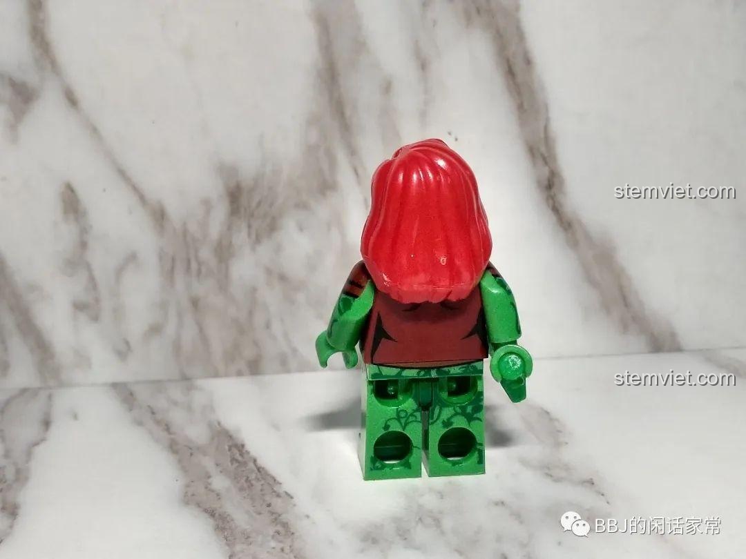 Mặt sau của minifigure Poison Ivy 1021, thể hiện chi tiết in trên lưng và mái tóc đỏ bồng bềnh của cô.